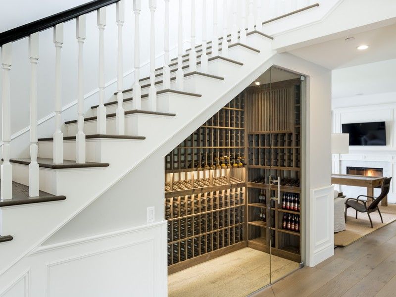 Casier bouteille sous escalier