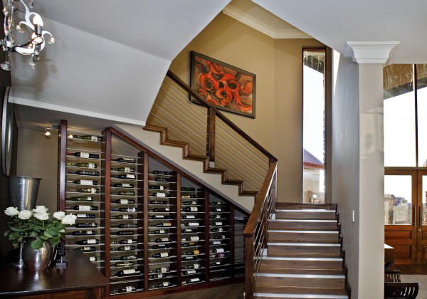 Rangement bouteille de vin sous escalier