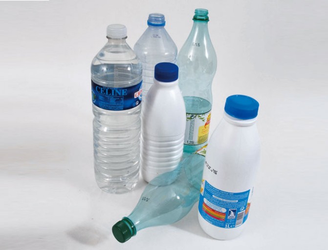 Rangement avec bouteille plastique