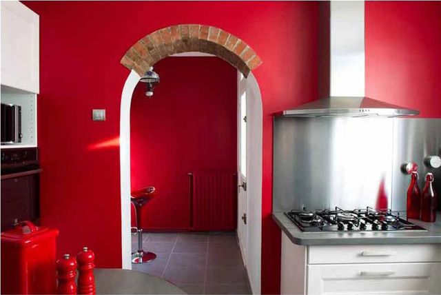 Peinture rouge cuisine blanche