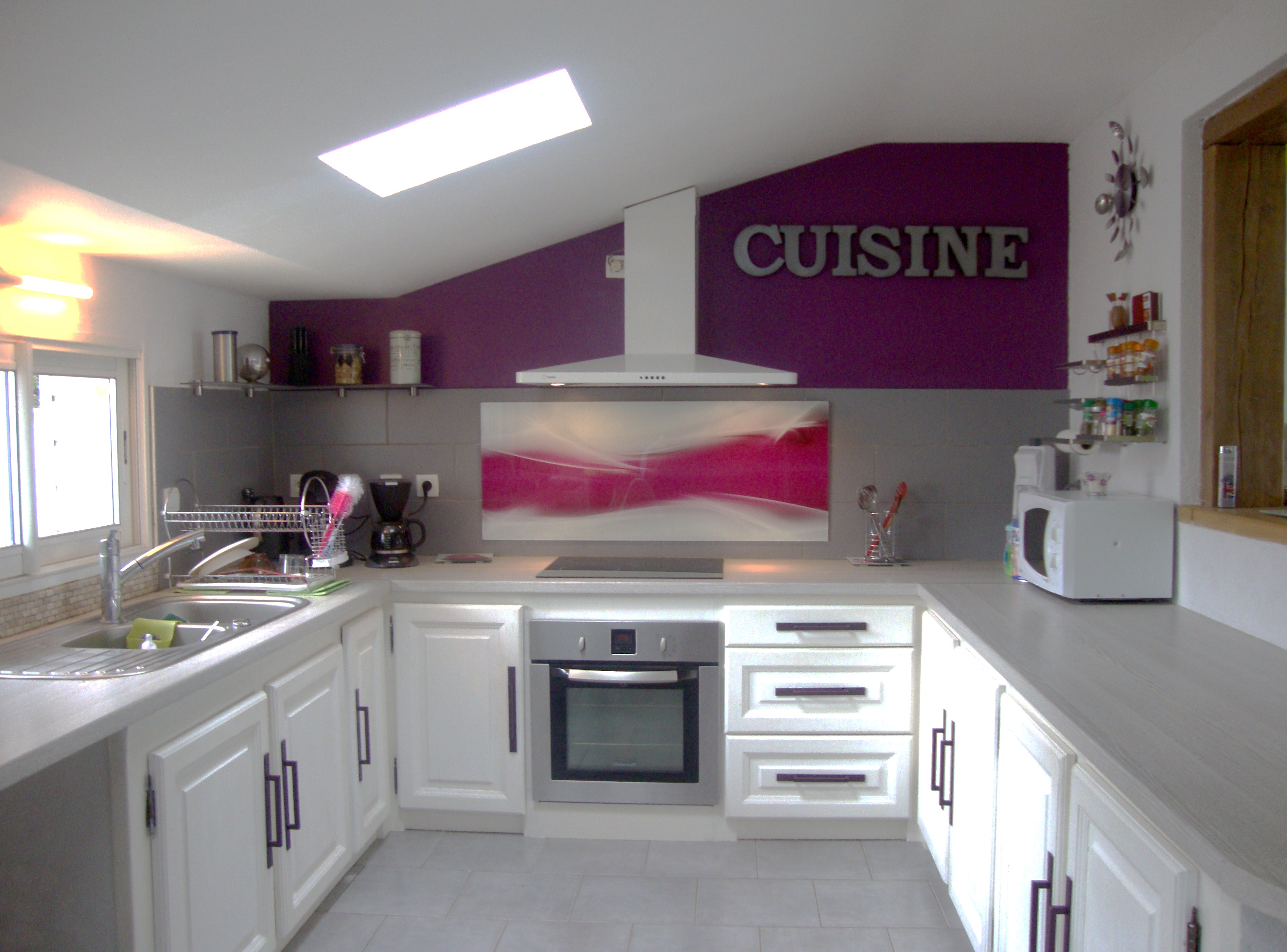 Peinture aubergine et gris cuisine