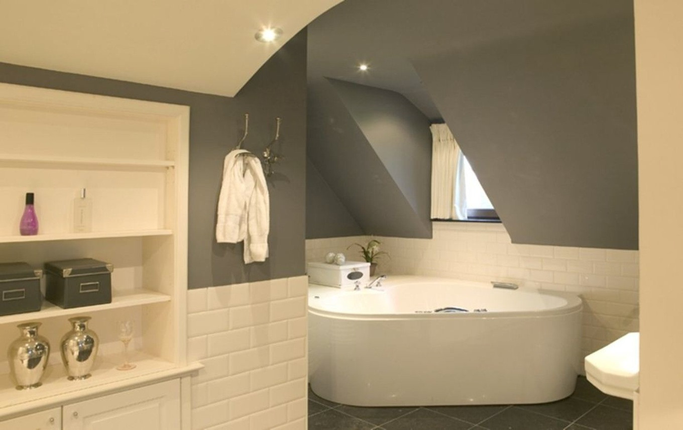 Salle de bain avec carrelage et peinture