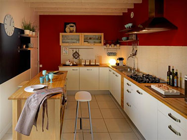 Cuisine blanche peinture rouge