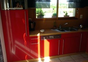 Peinture rouge brillante cuisine