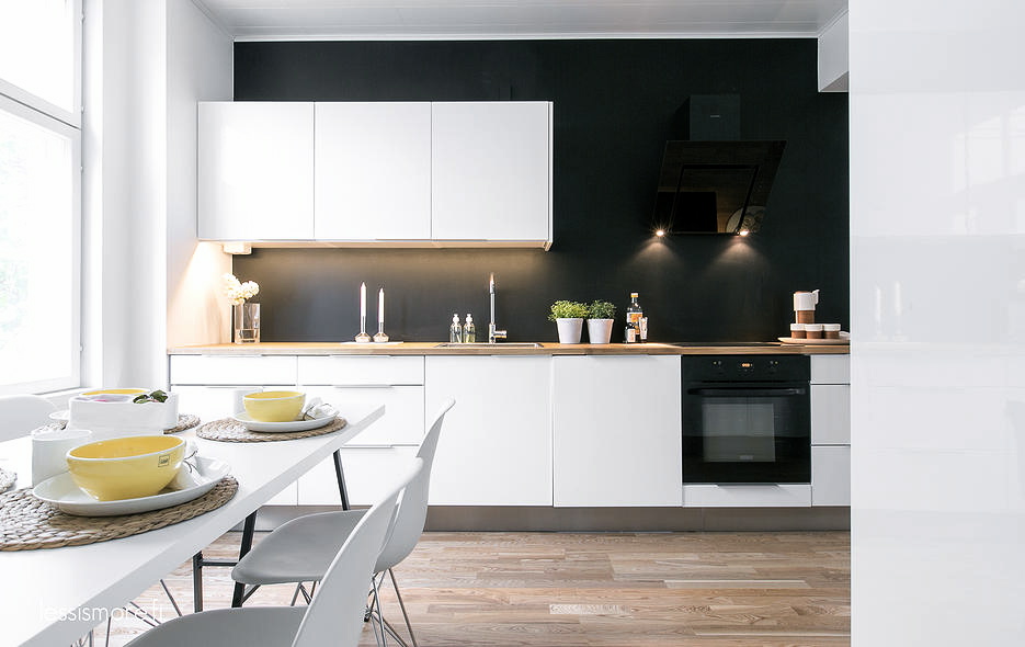 Cuisine blanche avec peinture bleu