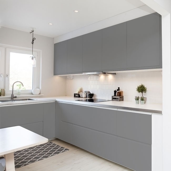 Peindre meuble cuisine pinceau ou rouleau