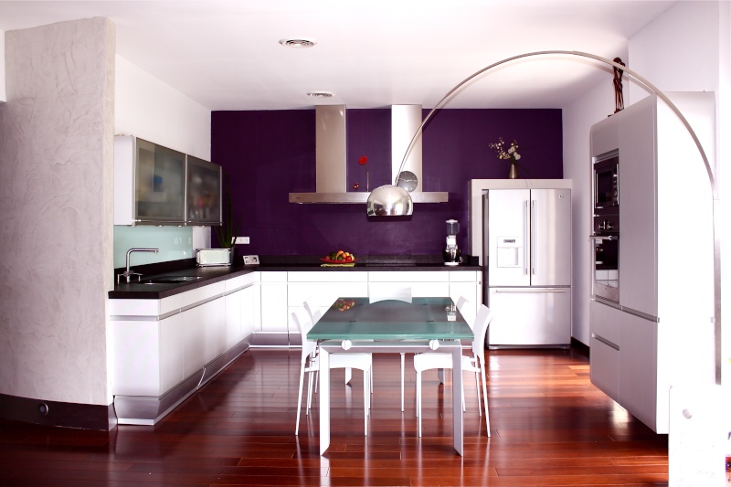 Peinture aubergine dans cuisine