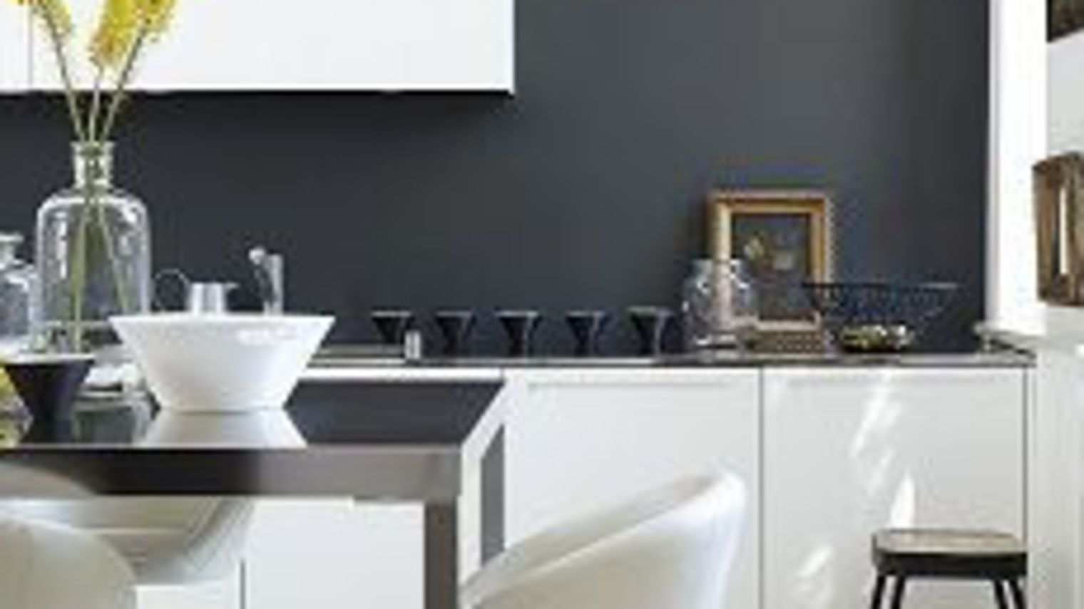 Peinture avec cuisine noire - Livreetvin.fr