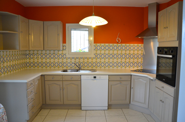 Peindre des meubles de cuisine en bois vernis